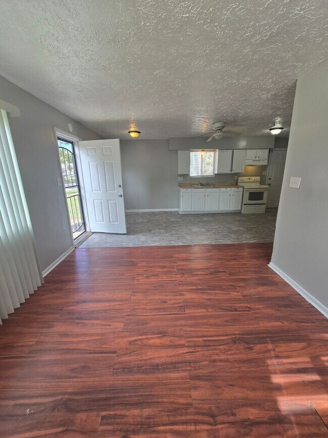 Foto del edificio - Beautiful 3 Bedroom home near West 10th an...