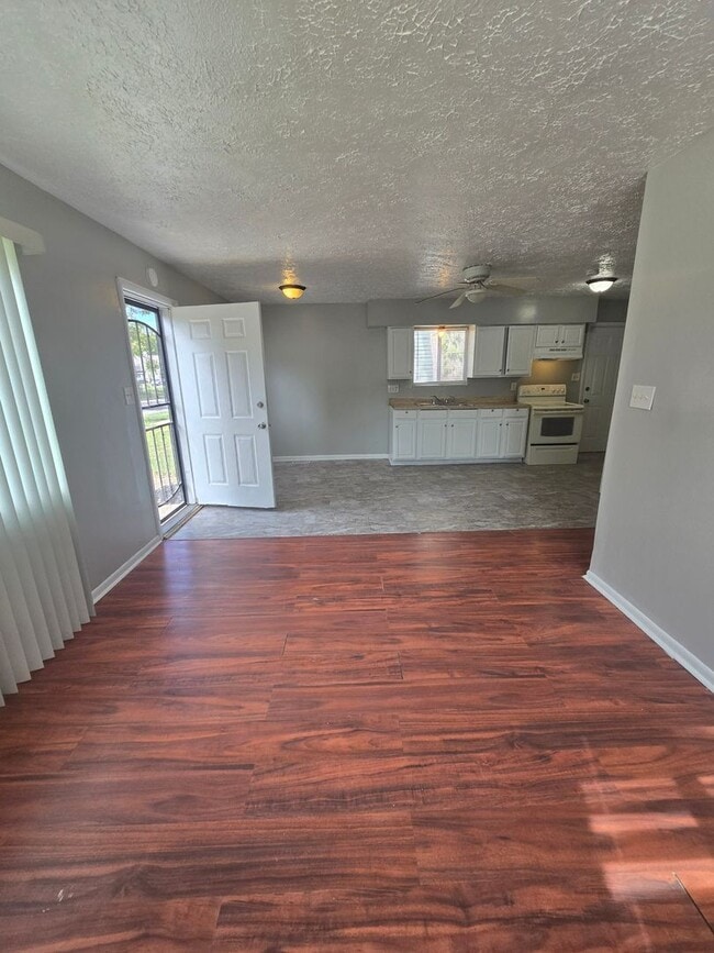 Building Photo - Beautiful 3 Bedroom home near West 10th and White River