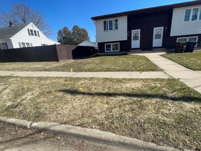 Dúplex de dos niveles de 2 dormitorios y 1 baño, cerca del centro de West Salem. - 165 Harmony St S