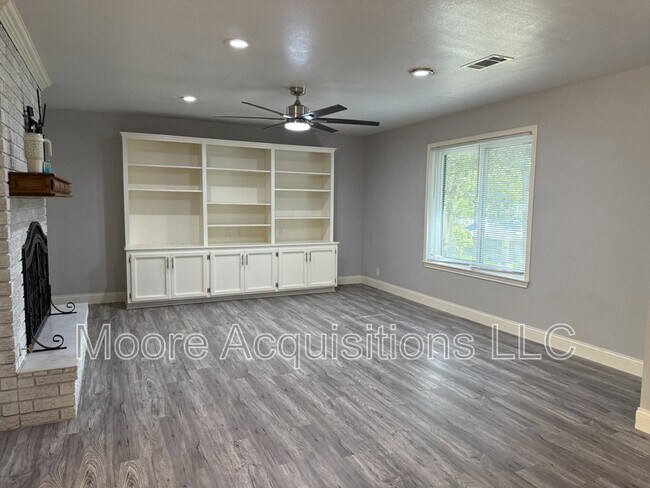 Building Photo - 3601 Oakwood Dr