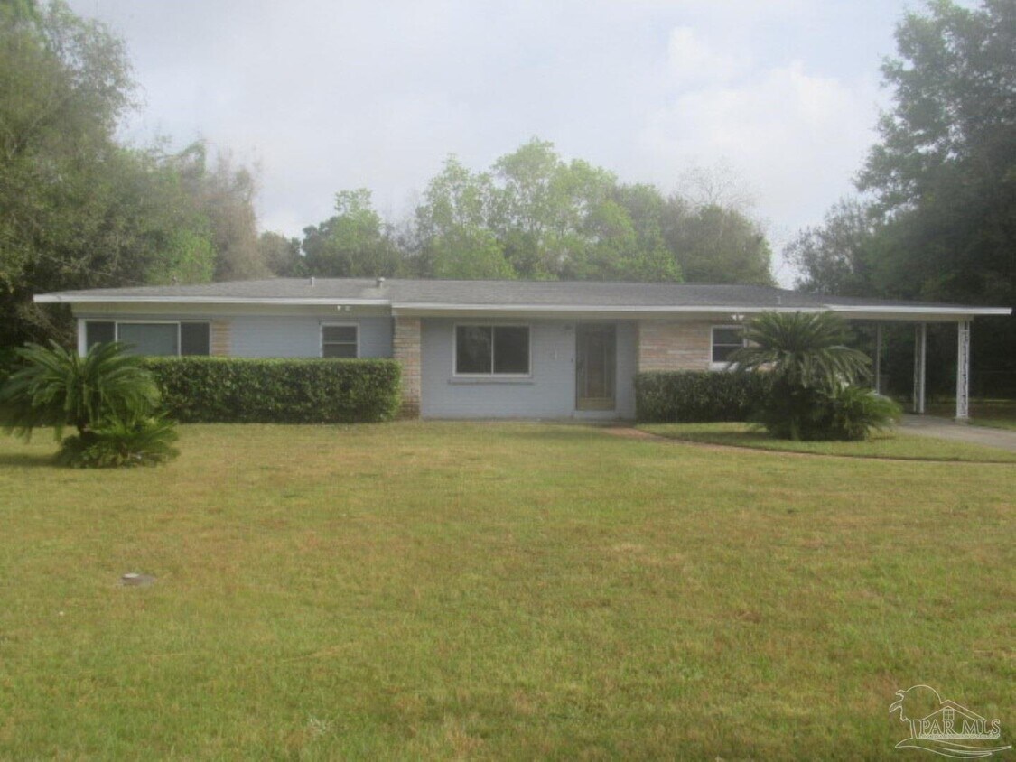 Primary Photo - 4 Teakwood Cir