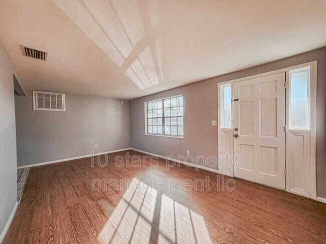 Foto del edificio - 3330 Rosefield Dr
