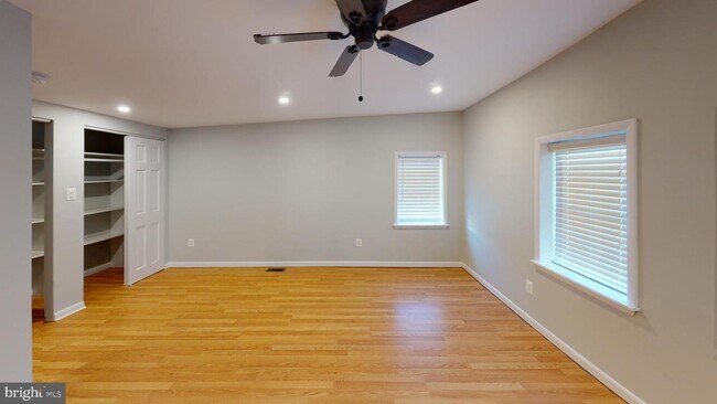 Building Photo - 822 N Kenmore St