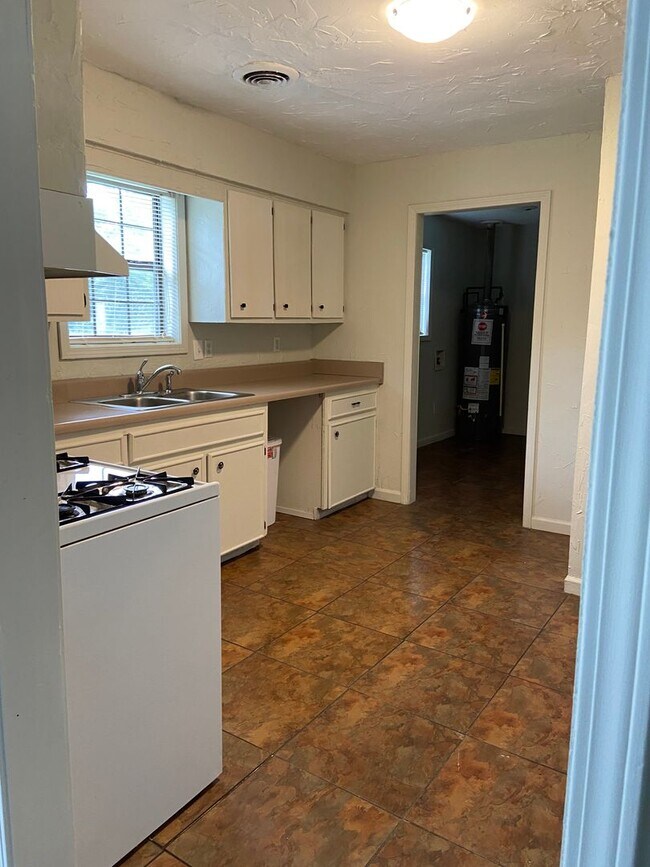 Building Photo - 728 Pisgah Rd