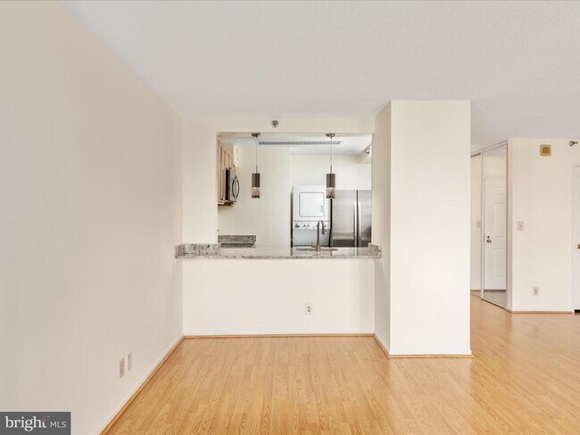 Building Photo - 900 N Stafford St