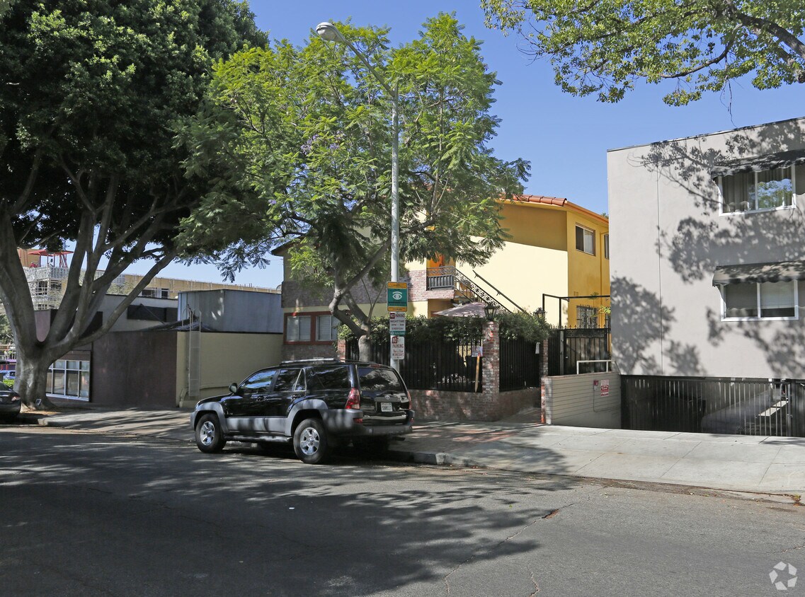 Building - 1111 N Flores St