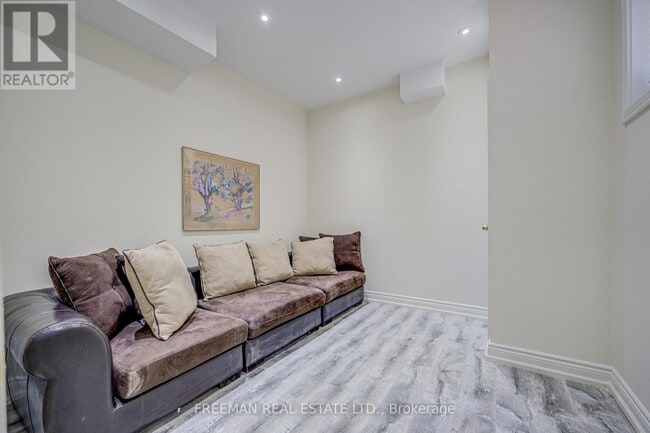 Photo du bâtiment - 916 Manning Ave