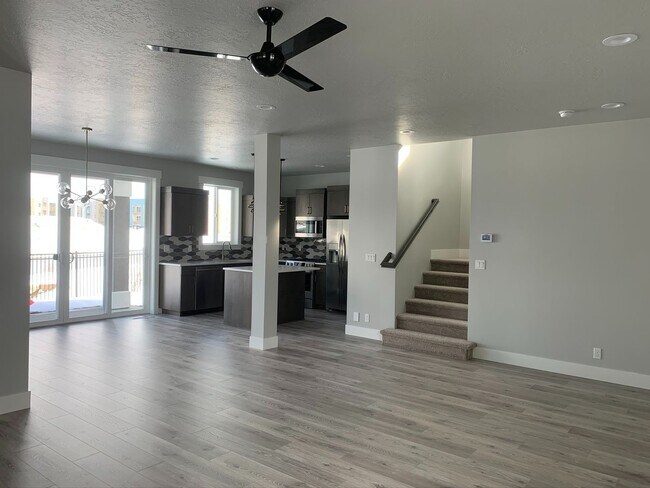 Building Photo - Spectacular newer 3 bed 2.5 bath custom ho...