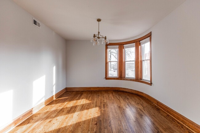 Foto del edificio - 2842 W Augusta Blvd