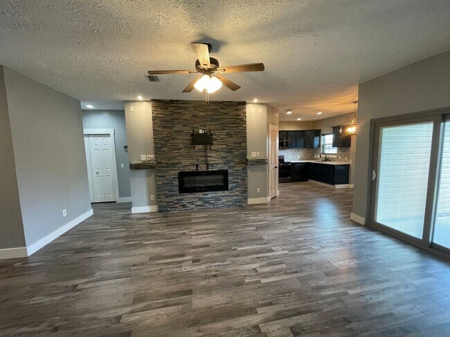 Building Photo - For Lease - 3 BR|2 BA Home w/ Garage! Near...
