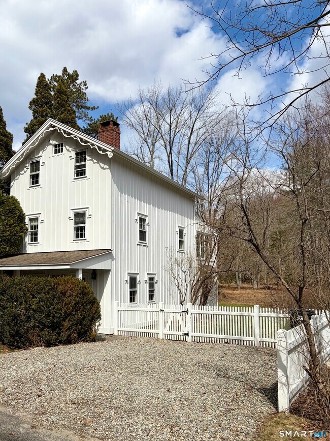 Building Photo - 310 Valley Rd
