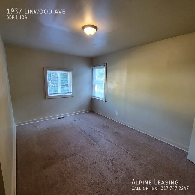 Foto del edificio - North-East side Great three bedroom, One b...