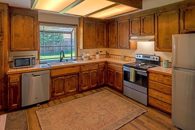 Building Photo - Coming Available 3 Bedroom