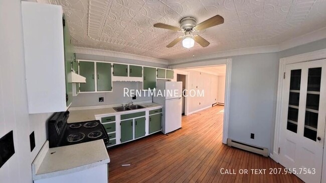 Building Photo - 203 Center St