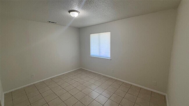Foto del edificio - 8210 Sam Rayburn Dr
