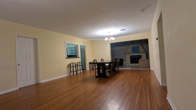 Comedor - Disponible amueblado con mesa y sillas de comedor. - 6515 SW 48th St