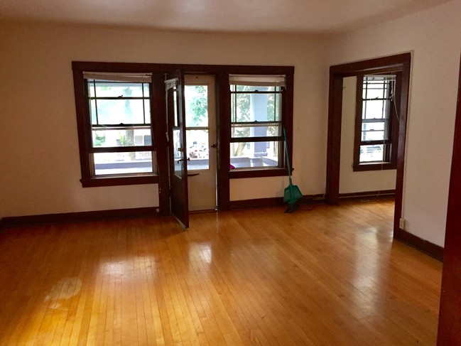 Living Room w/Entrance to Covered Porch - 1140 Jenifer St