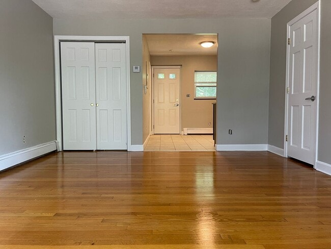 Building Photo - Spacious Top Floor 1 bed, Parking sand utilities inc, Right in front of the train  EASY EASY CHOICE