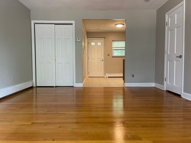 Foto del edificio - Spacious Top Floor 1 bed, Parking sand utilities inc, Right in front of the train  EASY EASY CHOICE