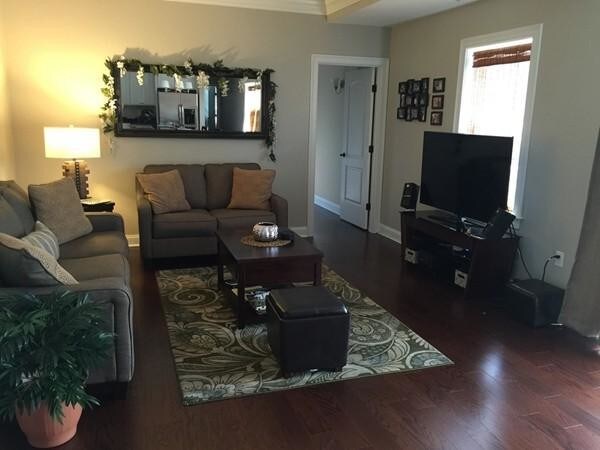 Foto del edificio - Room for Rent available NOW