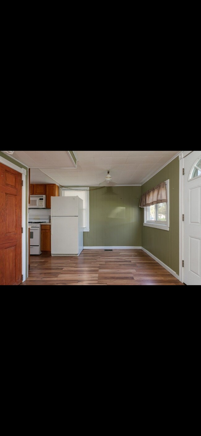 Dining area - 260 Curtis St