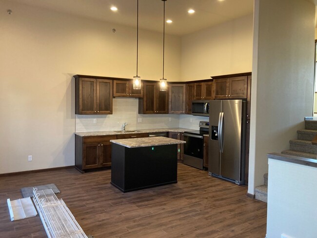 Building Photo - 3 Bed 3 Bath Townhome
