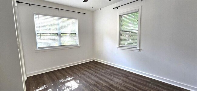 Foto del edificio - 3230 W Shadowlawn Ave NE