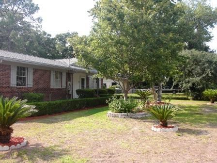 Building Photo - Great home with beautiful yard