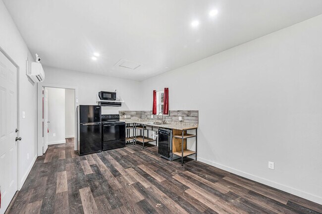 Building Photo - 2627 Sanger Ave