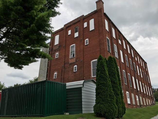 Building Photo - 9 Maple St