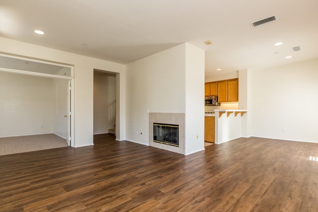 Building Photo - 16 Carnation