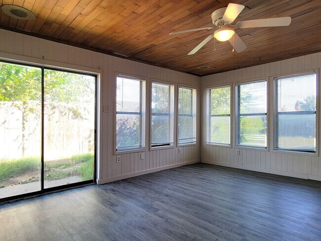 Building Photo - ASK ABOUT OUR MOVE-IN SPECIAL WITH AN 18-M...
