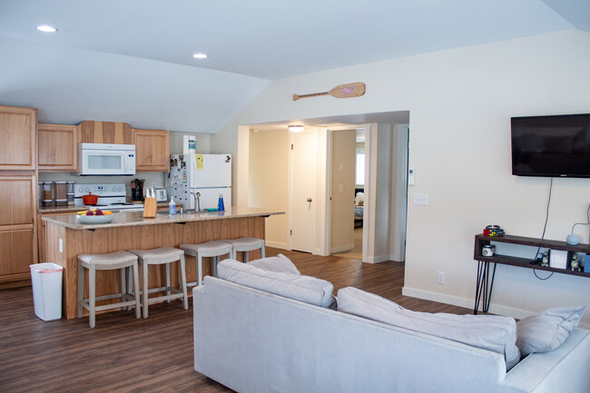 Building Photo - 318 W Lake Samish Dr