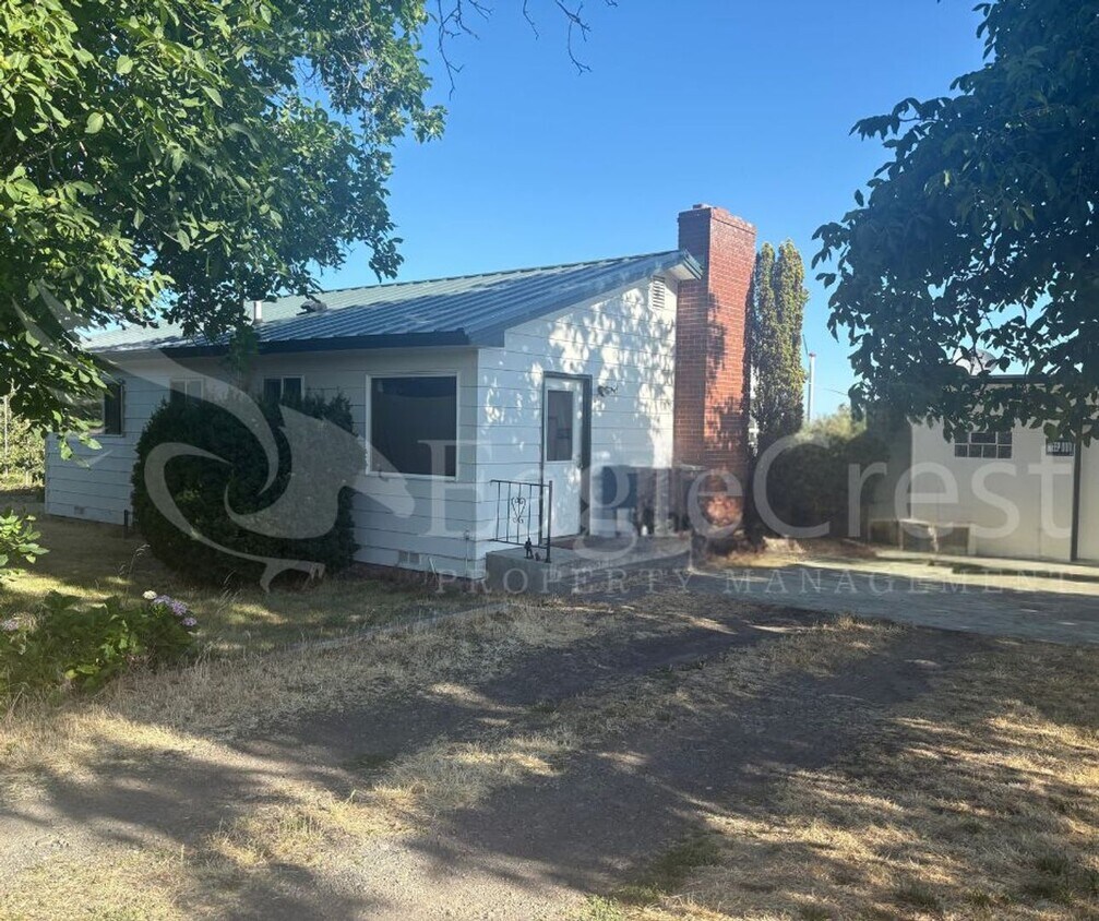 Primary Photo - Two Bedroom, One Bathroom house in Milton-...