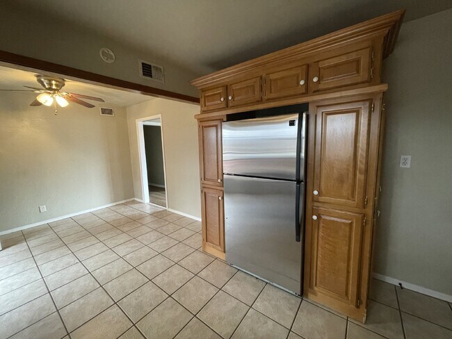 Foto del edificio - 3 Bed, 1 Bath Home with Large Corner Lot