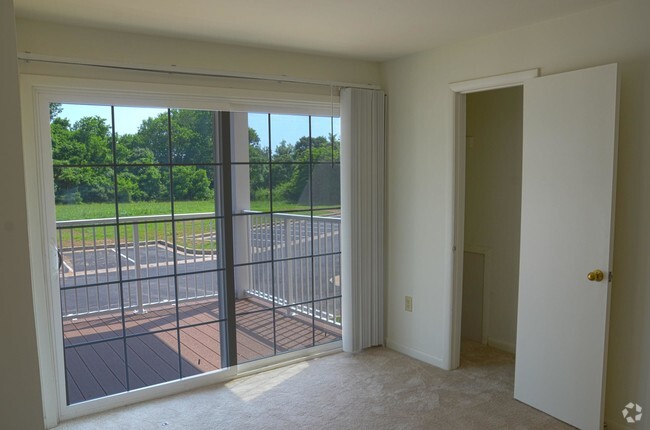 Living Room - Richmond Hill Pointe Apartments