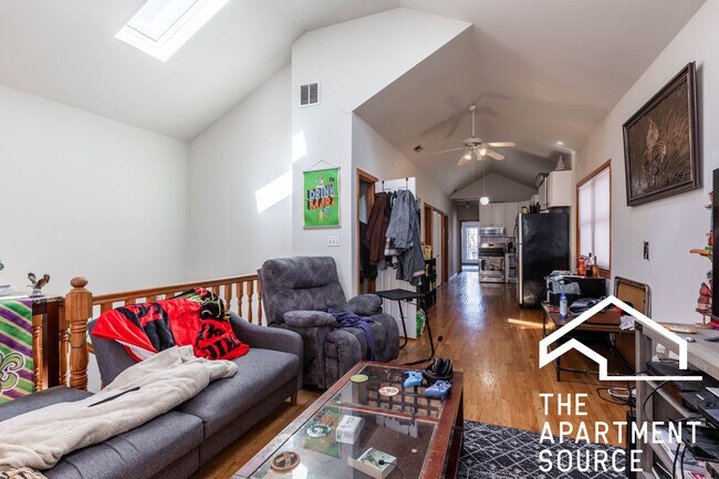 Building Photo - 920 N Paulina St