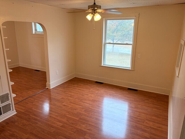 Foto del edificio - 2-Story 4 Bed/2 Bath Home with Basement & W/D