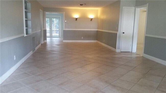 Building Photo - 526 Indian Lilac Rd