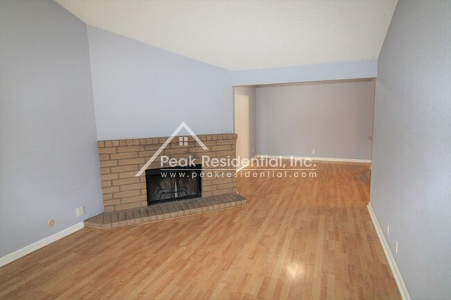 Building Photo - Cute 2bd/2ba Duplex with Garage - Walk to ...
