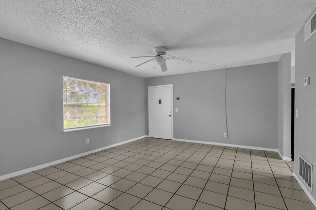 Foto del edificio - 1 Bed / 1 Bath – Updated Kitchen – $1,099/month (Water Included)