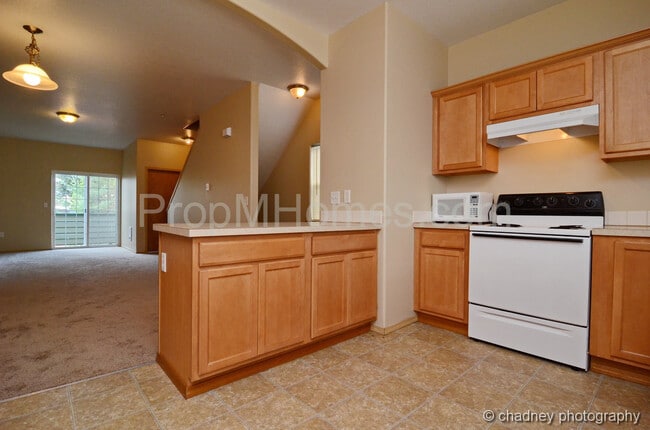 Foto del edificio - Spacious SE Portland 3 Bedroom Townhouse In Powellhurst-Gilbert Neighborhood