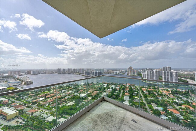 Foto del edificio - 18975 Collins Ave