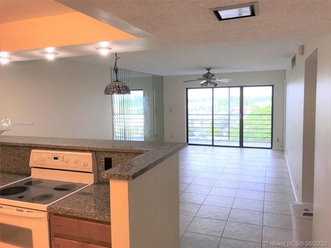 2322 S Cypress Bend Dr Unit 711, Pompano Beach, FL 33069 Condo for