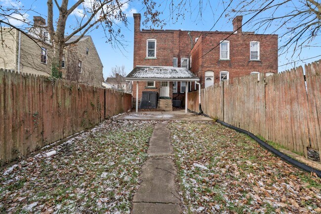 Foto del edificio - 4 bed 1.5 bath - completely updated, central air, patio.  Great location