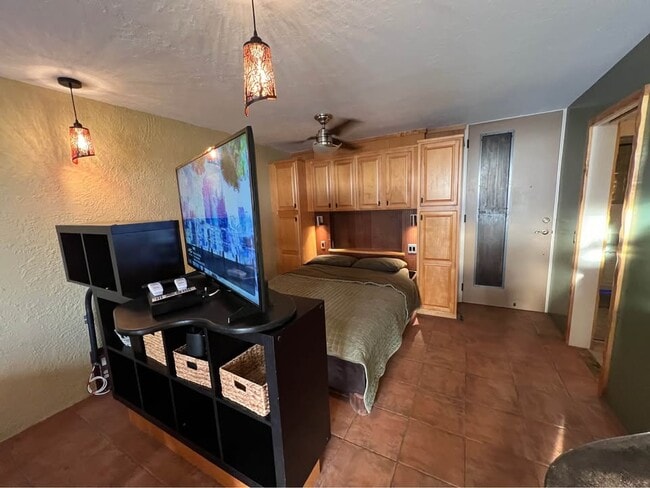 Cama Queen con espacio de almacenamiento - 1630 Liholiho St