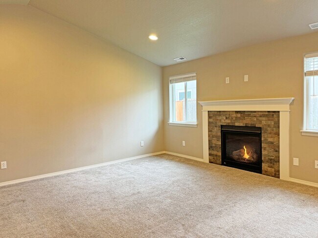 Building Photo - Beautiful 3 Bedroom Home in a Quiet Neighb...