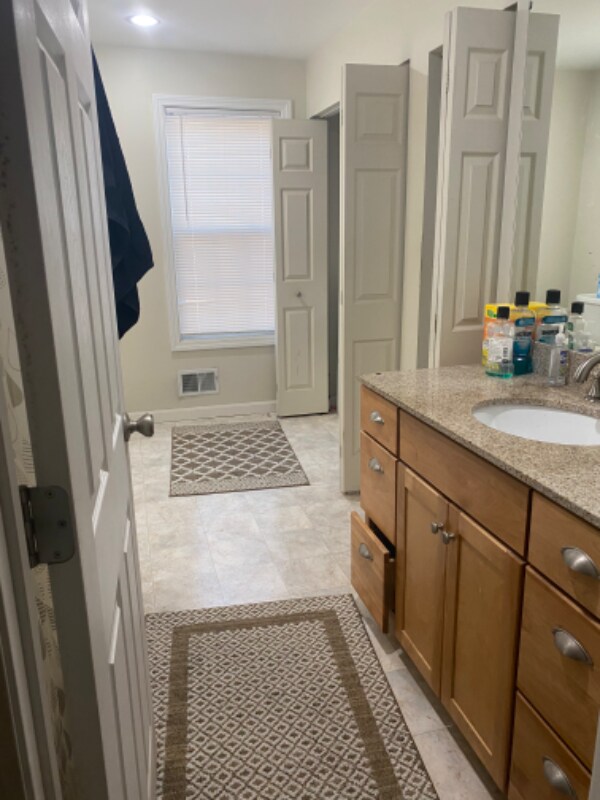 Building Photo - 48 Woodbury Ave