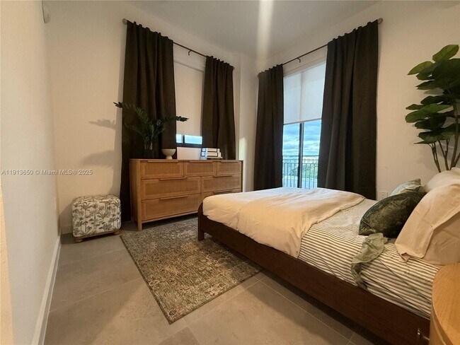 Building Photo - 2000 Van Buren St