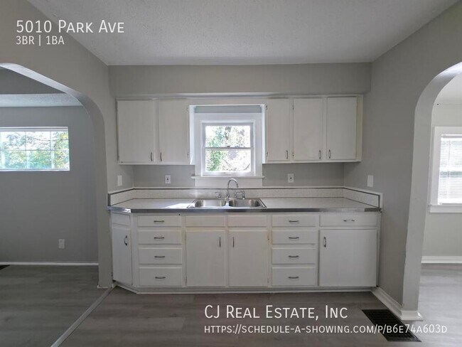 Building Photo - 5010 Park Ave